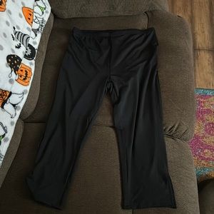 Mid calf length capri pants. Polyester material with elastic waist size L